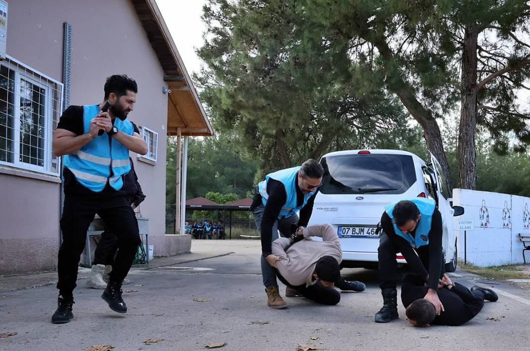 Yerli Lara Croft, karanlıkta hedefi 12'den vuruyor! Polis eğitmeni Nisa Aydın'ın müdahale teknikleri nefesleri kesiyor 14